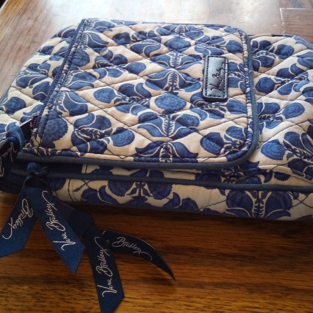 Vera Bradley Crossbody. - Picture 6 of 6